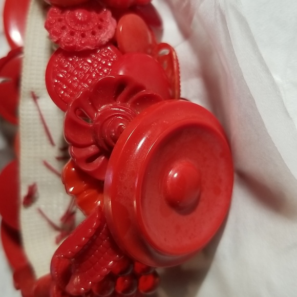 WHIMSICAL VINTAGE RED PLASTIC LUCITE BAKELITE BUTTONS ARTISAN STRETCH BRACELET - Picture 6 of 7